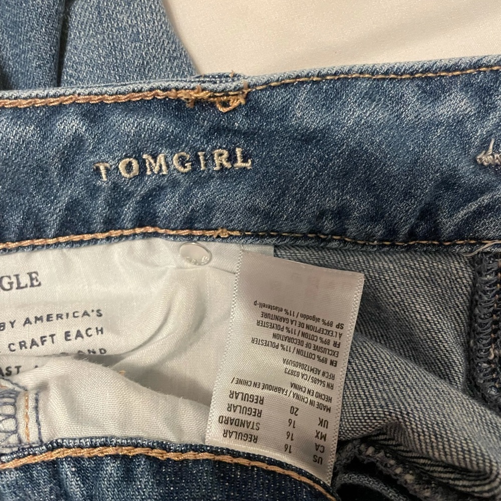 American Eagle Distressed Tomgirl Jeans 16